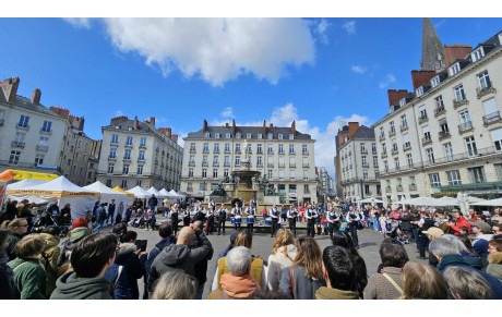 Le bagad en sortie entre Nantes et Coëx