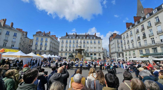 Le bagad en sortie entre Nantes et Coëx